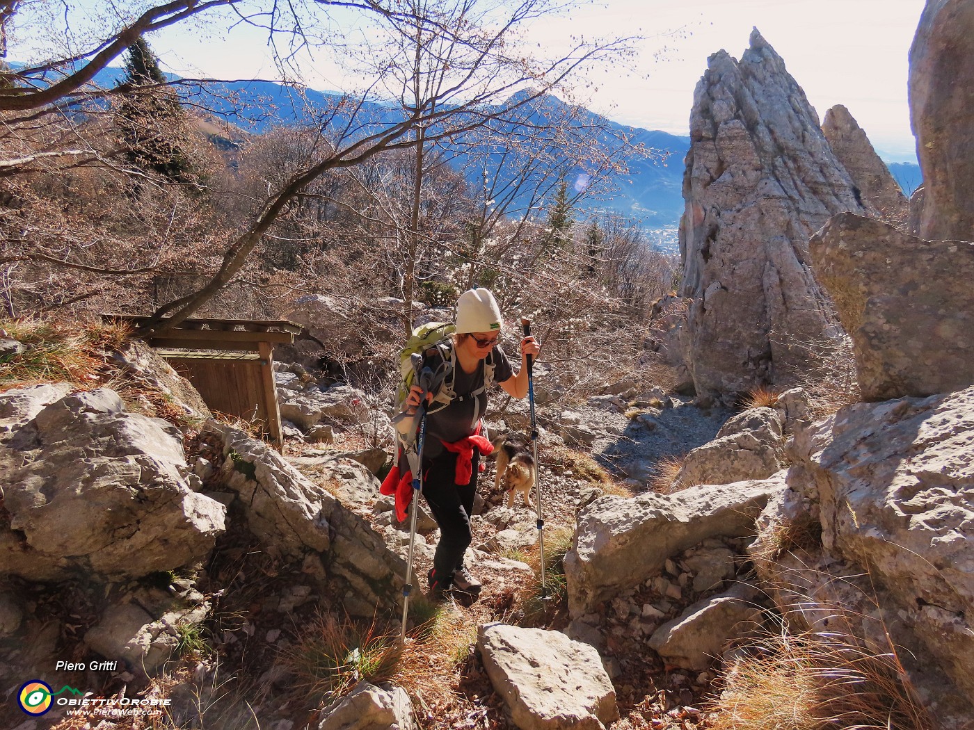 25 Il sentiero diviene impervio con roccette e Dori non se la sente di 'arrampicare'.JPG